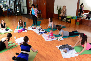 une groupe de femmes dans le cours de yoga postnatal