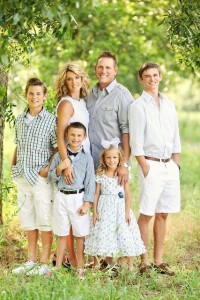 10 Tips on what to wear for a summer family photo session.